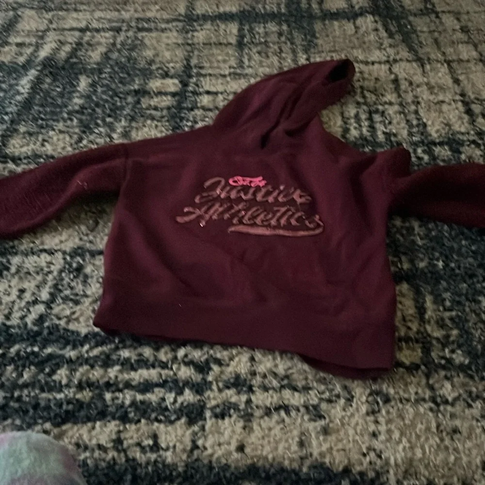 Too small - Picture 1 of 3